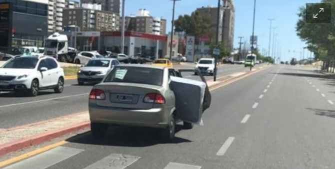 En plena Colón, conducía trasladando un colchón con la puerta abierta | Córdoba
