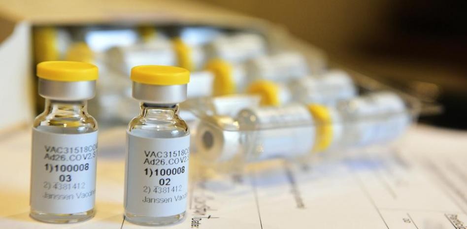 La FDA autoriza la dosis de refuerzo de las vacunas de Moderna y Johnson & Johnson en EEUU | Internacionales