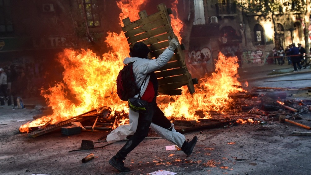 Disturbios y saqueos en la conmemoración del estallido social de 2019 en Chile | Internacionales