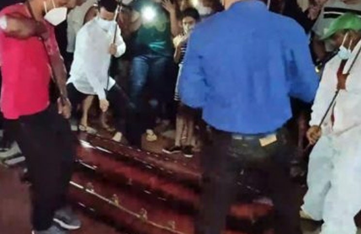 Una multitud espero la anunciada "resurrección" de un pastor evangélico en Brasil | Internacionales