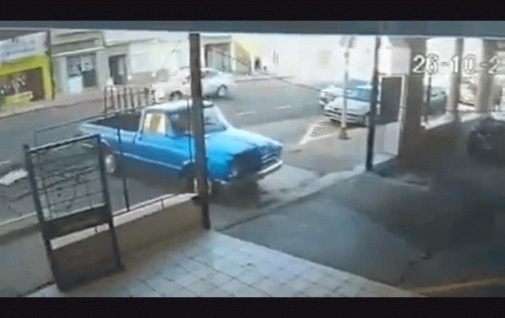 Relatos Salvajes en Paraná: destruyó un portón para huir con su camioneta | Actualidad