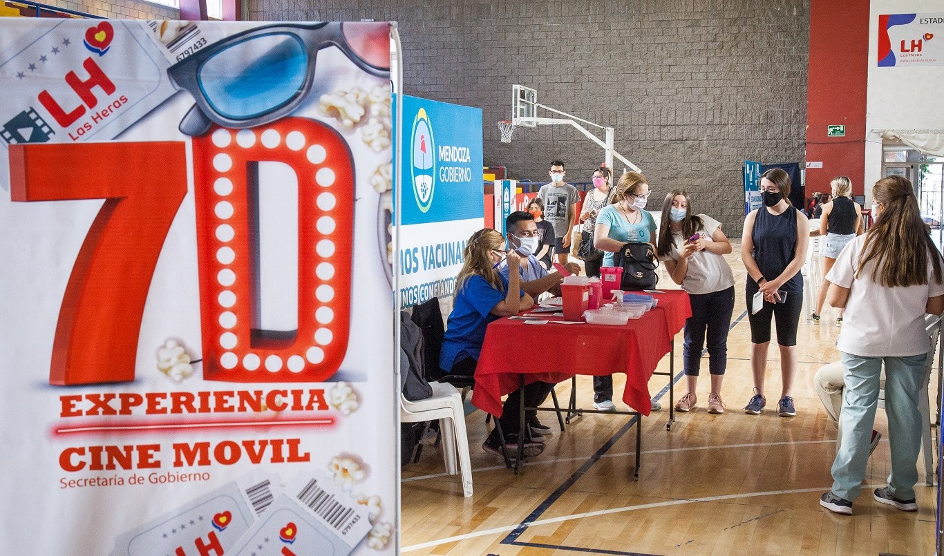 Ofrecen merienda y cine gratis para menores que se vacunen contra el coronavirus | Actualidad