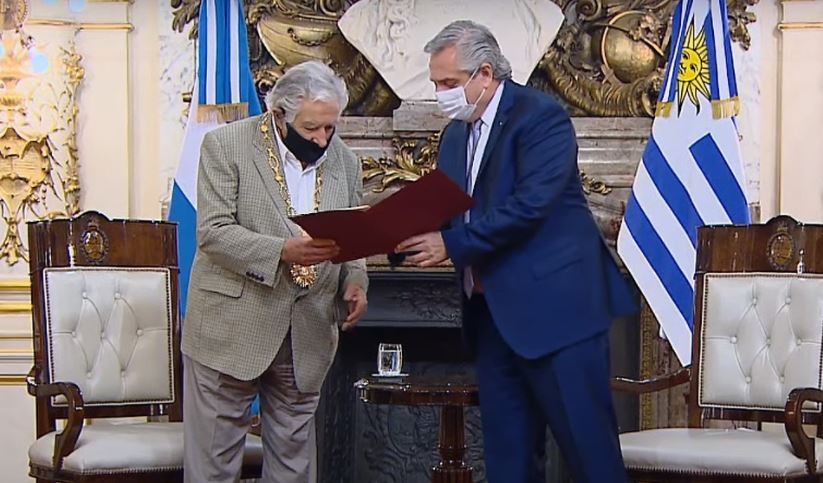 Pepe Mujica, tras ser condecorado: "Argentinos, por favor, quiéranse un poco más" | Política y economía
