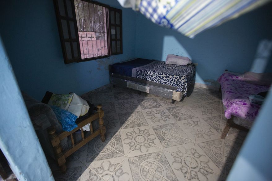 Una mujer que había denunciado violencia de género fue violada por el policía que debía cuidarla | Actualidad