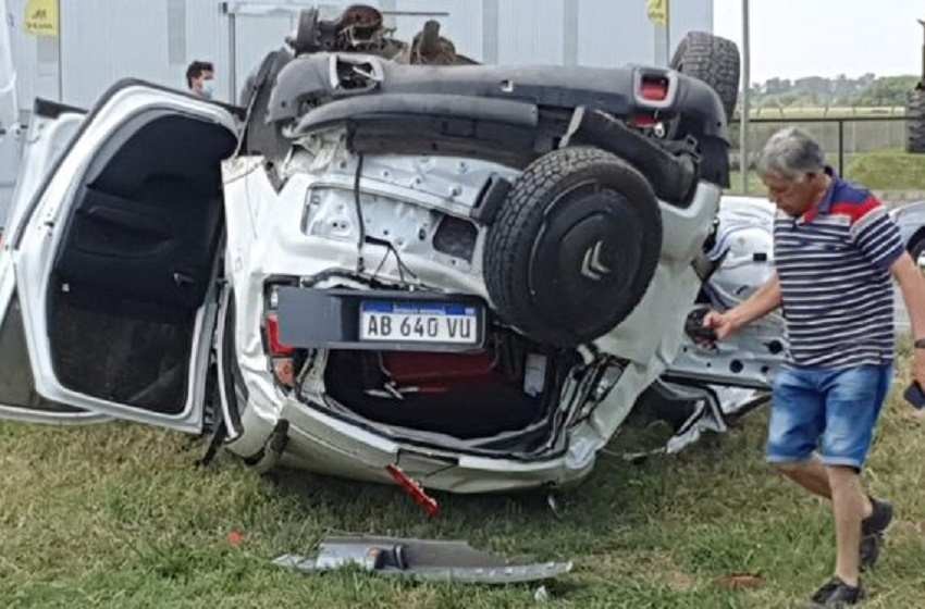 Tres hombres resultaron heridos tras un espectacular vuelco en la autopista Rosario-Buenos Aires | Actualidad