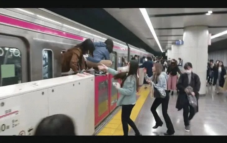 Un hombre atacó en un tren en Tokio y se confirmaron al menos diez heridos | Internacionales