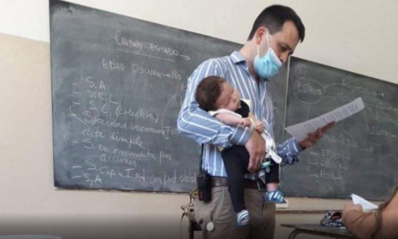 Gesto: Un profesor cuida a la beba de una alumna para que ella pueda estudiar | Actualidad