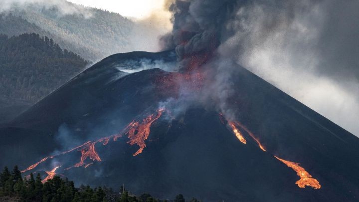 El volcán en La Palma aumentó la emisión de lava: suspendieron las clases y la circulación aérea | Internacionales