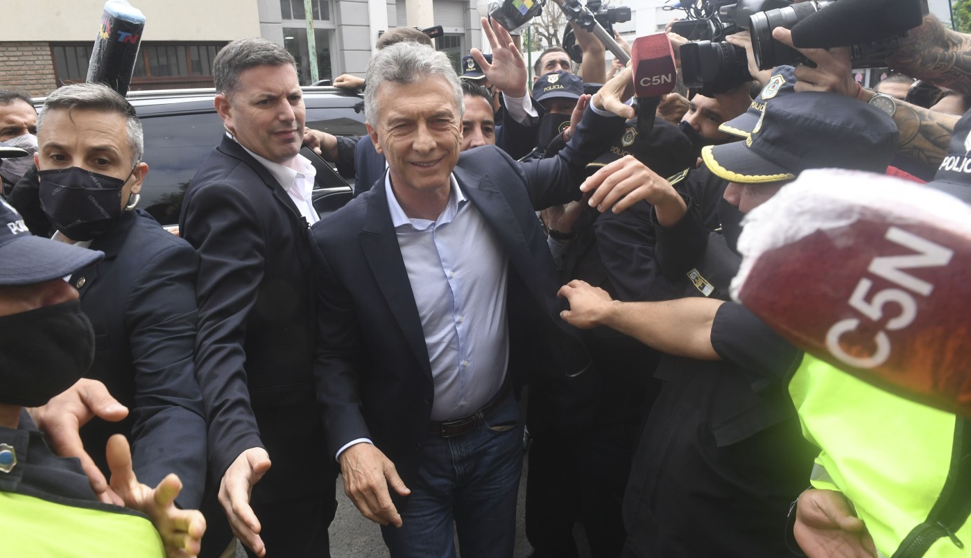 Video: Macri le sacó el micrófono al periodista de C5N antes de entrar a declarar en Dolores | Política y economía