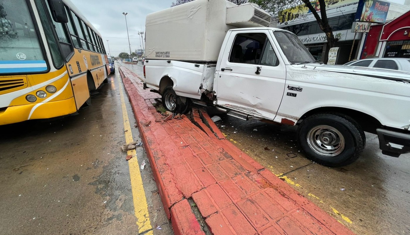 Chocó contra un colectivo con pasajeros cuando intentó adelantarse por carril selectivo | Córdoba