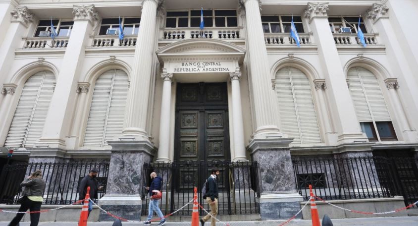 Dólar blue récord: el Banco Central prohibió a los bancos aumentar sus tenencias en dólares | Economía