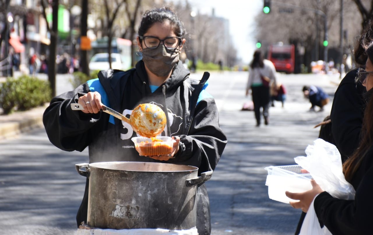 Estudiantes organizaron una "olla popular" al ver que sus vecinos no tenían alimentos | Actualidad