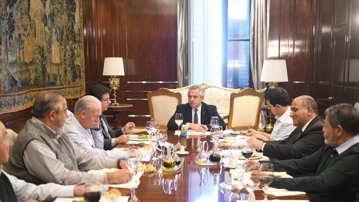 El Presidente está reunido en la Casa Rosada con la CGT y los movimientos sociales | Política y economía