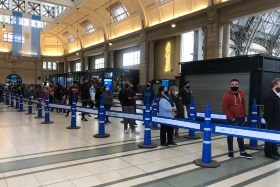 Largas filas en Retiro para comprar pasajes en tren a Córdoba para la temporada | Actualidad