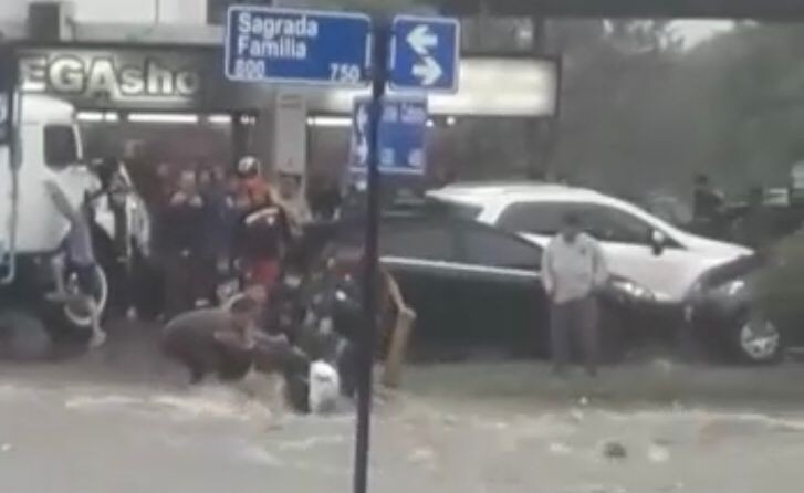 VIDEO: Rescataron a una persona que estaba siendo arrastrada por el agua | Córdoba