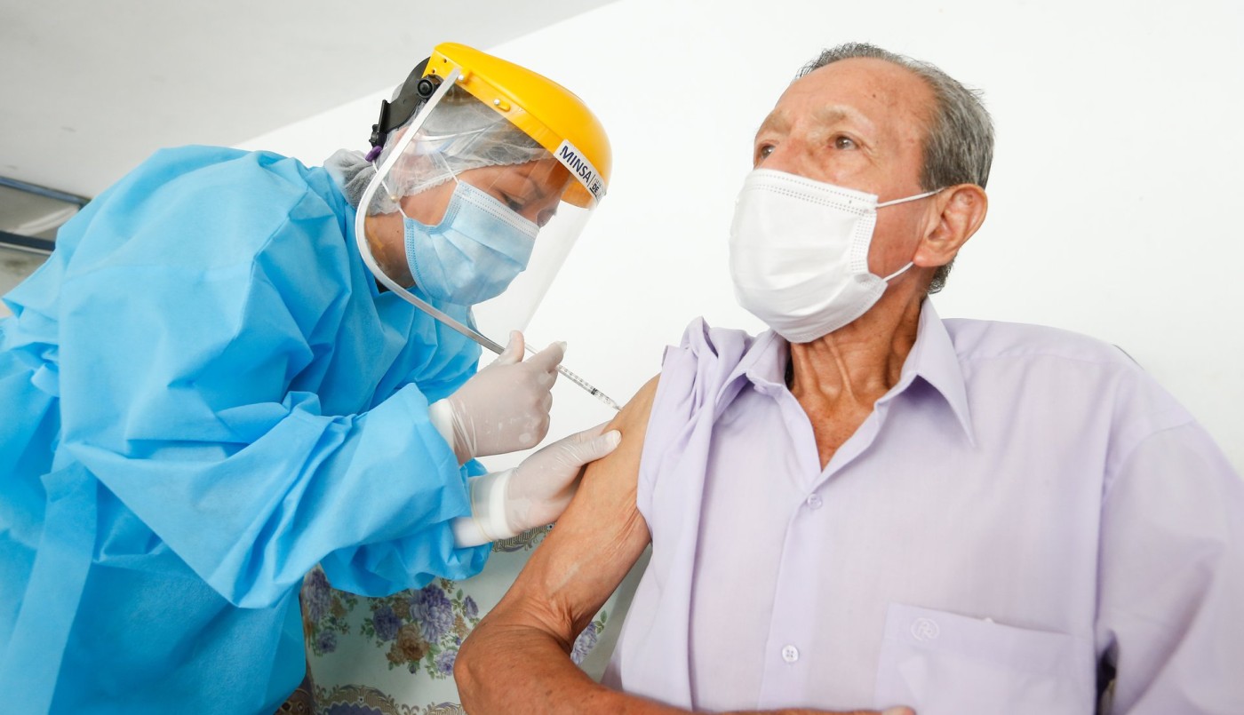 Aplicarán dosis de refuerzo al personal de salud y a los mayores de 70 años | Córdoba