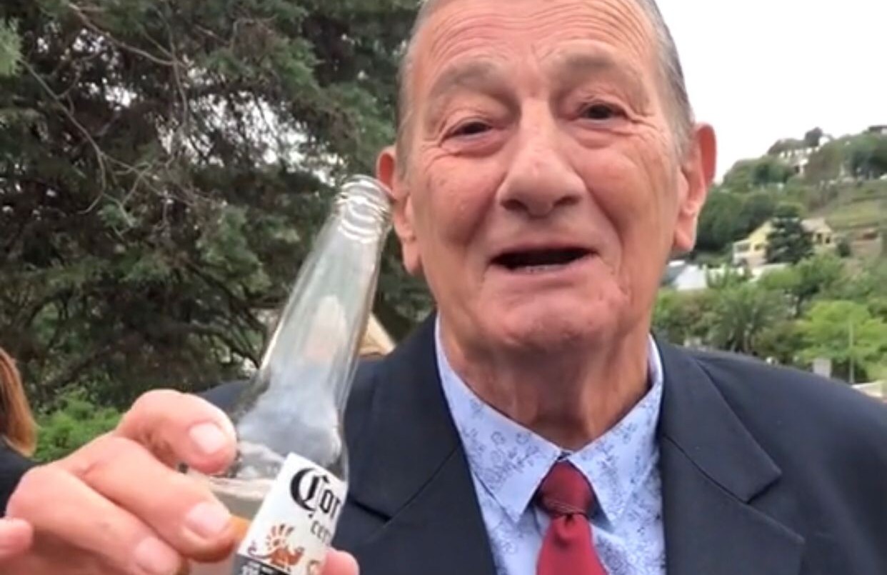 Video: El abuelo de 81 años que se animó al challenge de "Este es mi primer vaso..." | Córdoba