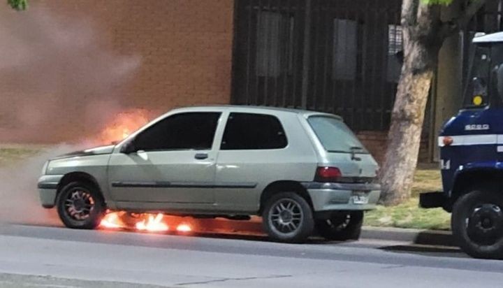 "Te dije que te iba a seguir": le quemó el auto y le dejó una nota tras acusarlo de infiel | Actualidad