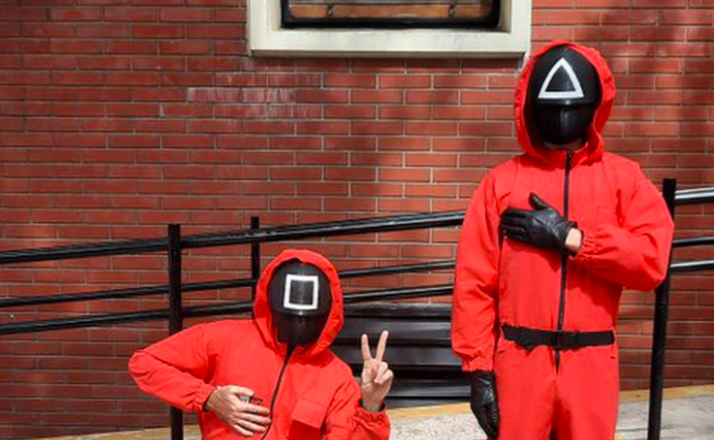 Aparecieron dos hombres vestidos de "El juego del calamar" en el colegio donde votó Santoro | Actualidad