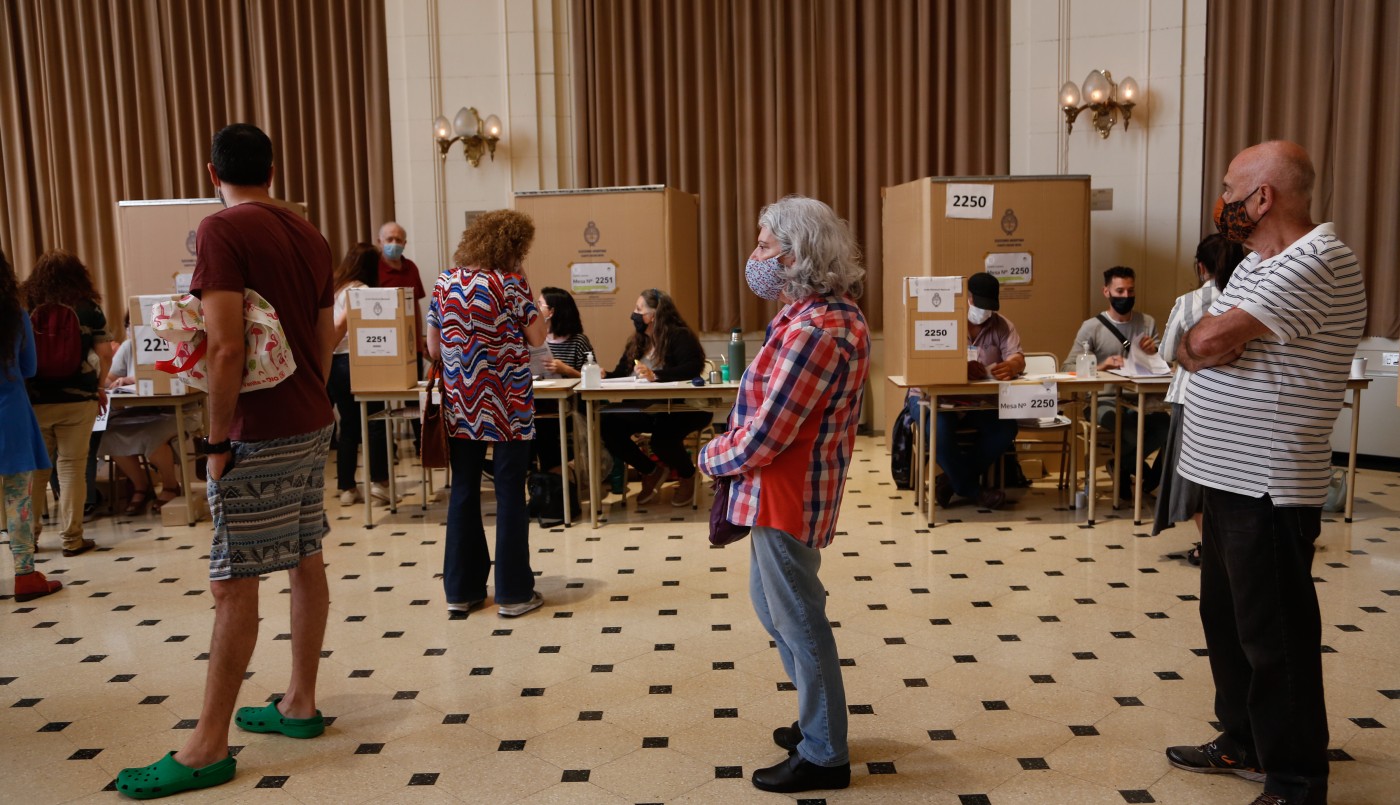 Fue a votar a la UCA de Puerto Madero, quedó flechada con "un cincuentón" y ahora lo busca en redes | Curiosidades