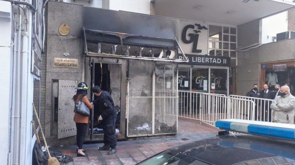 Dos desconocidos incendiaron la sede de Rosario Central | Actualidad