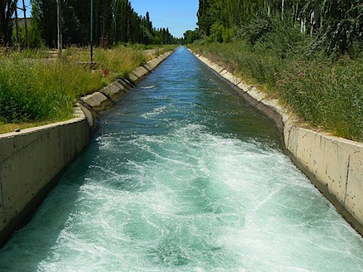 Un hombre salvo la vida de su hijo de dos años que había caído a un canal de riego | Actualidad