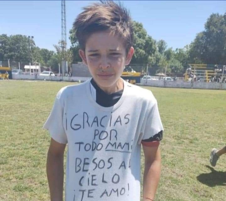Emocionante: perdió a su mamá, le dedicó un gol y recibió el abrazo de los jugadores rivales | Curiosidades