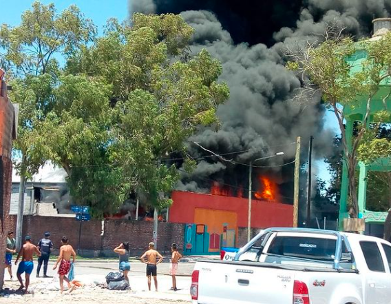 FOTOS: se incendió un depósito de plásticos en barrio Müller | Córdoba