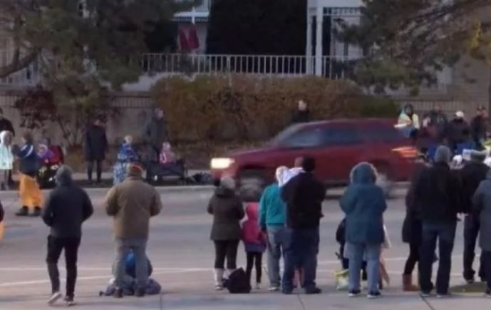 Estados Unidos: una camioneta arremetió contra un desfile navideño y mató al menos a 5 personas | Internacionales