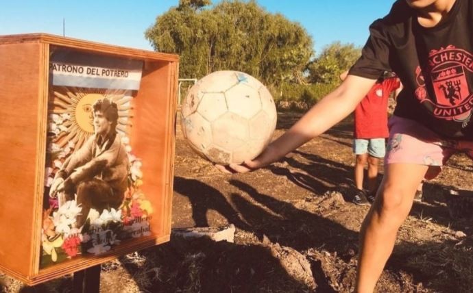 Altares para Maradona: el pueblo le prende una vela a su D10s | Actualidad