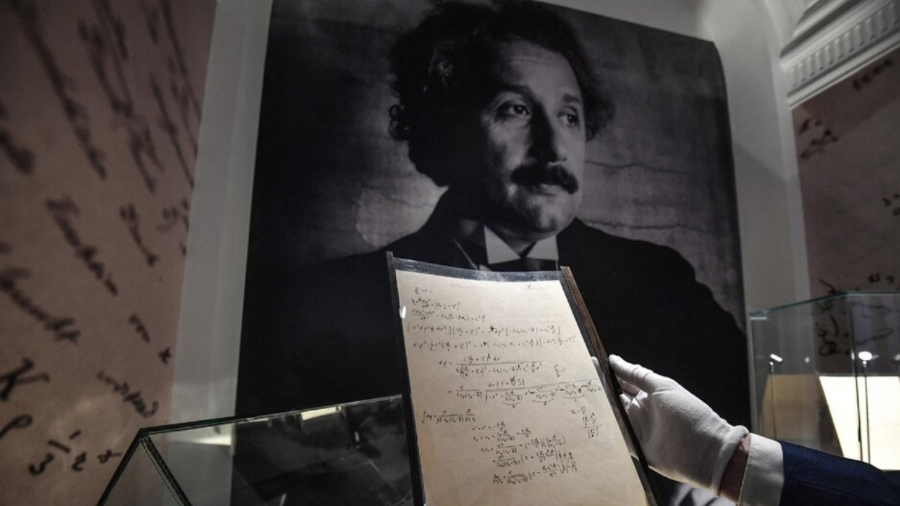 Subastaron un manuscrito de Einstein: pagaron más de 11 millones de euros | Internacionales