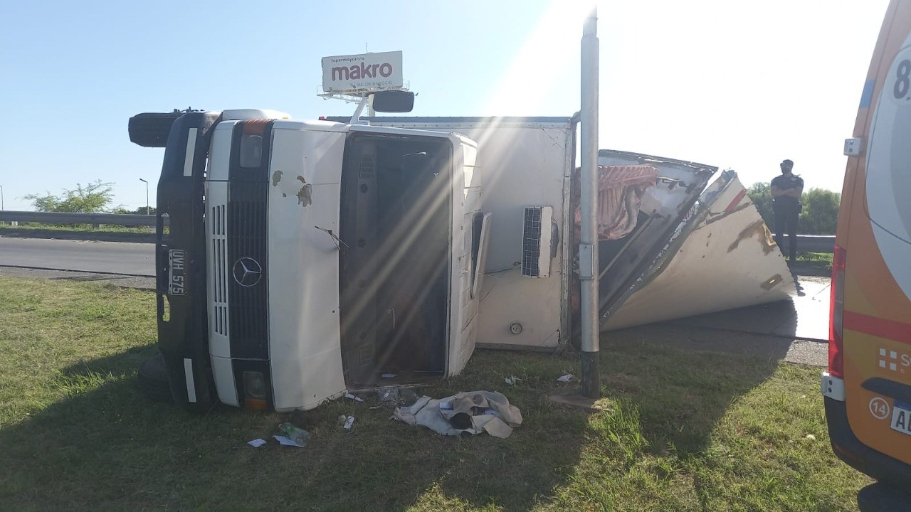 Demoras en Circunvalación: volcó un camión a la altura de Juan B. Justo | Córdoba