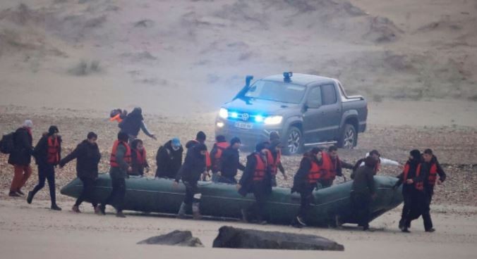 31 migrantes murieron al hundirse el bote con el que intentaban cruzar el Canal de la Mancha | Internacionales