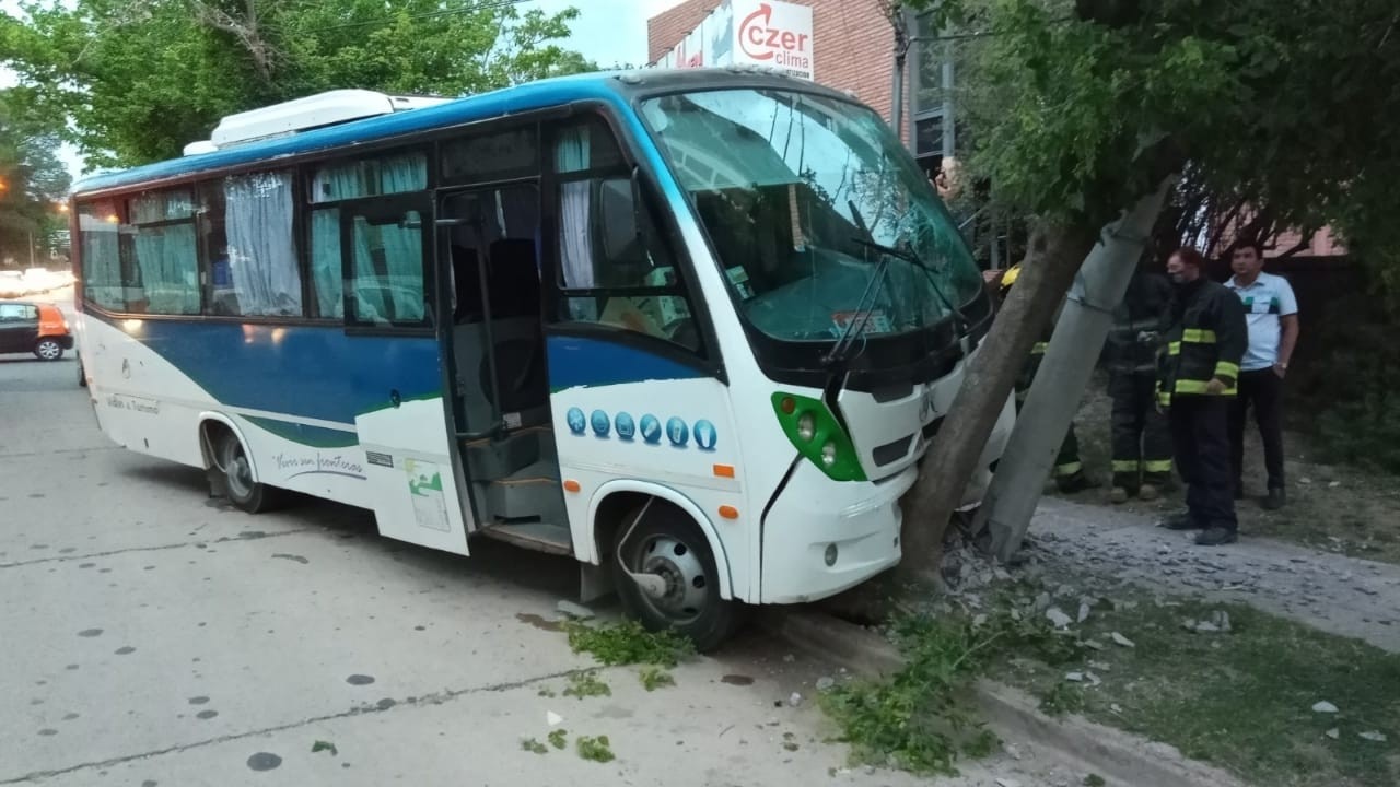 Colectivo fuera de control terminó chocando contra un árbol | Córdoba