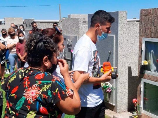 El grito de la abuela de Lucio en el entierro del nene asesinado en La Pampa: "¿Por qué me lo mataste? Maldita” | Actualidad