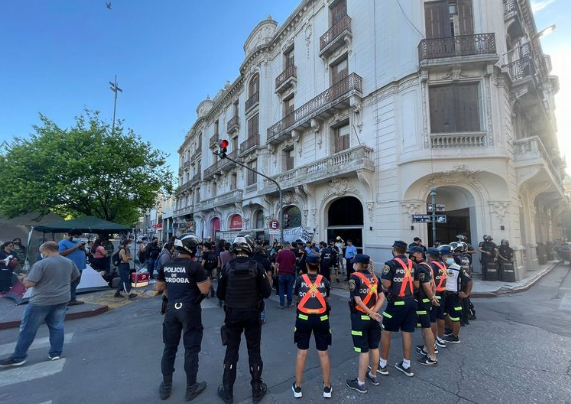 Geriátrico El Ángel, trabajadores echados ocupan la calle y la policía los desalojó | Córdoba