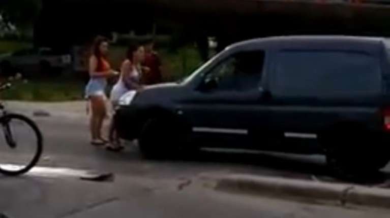 Una escena de Relatos Salvajes entre una ciclista y un autmovilista: "¡Me tiraste el auto encima!" | Actualidad