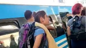 Video: fuertes insultos de una mujer a un policía que le había pedido que se ponga el barbijo en el tren | Actualidad