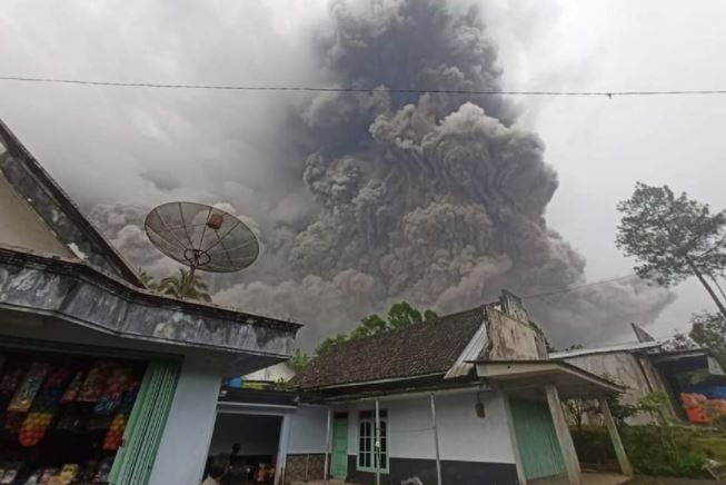 La erupción del volcán Semeru de Indonesia dejó 34 muertos y 17 desaparecidos | Internacionales