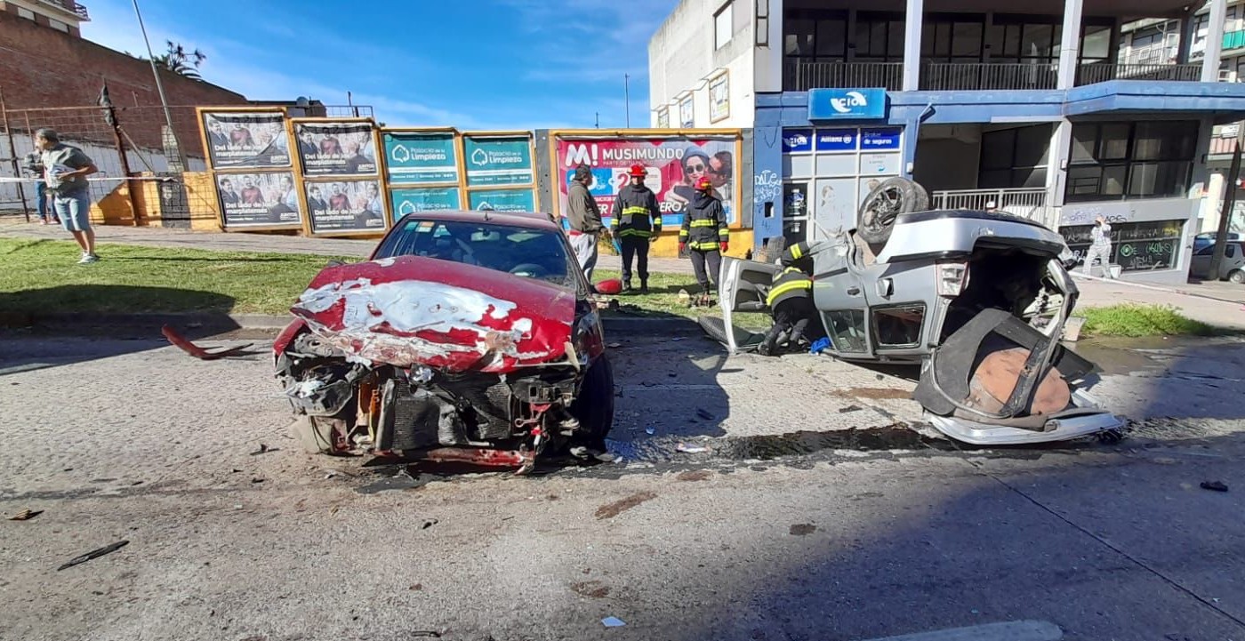 Un conductor perdió el control y chocó dos autos estacionados: dijo que llegaba tarde al trabajo | Actualidad