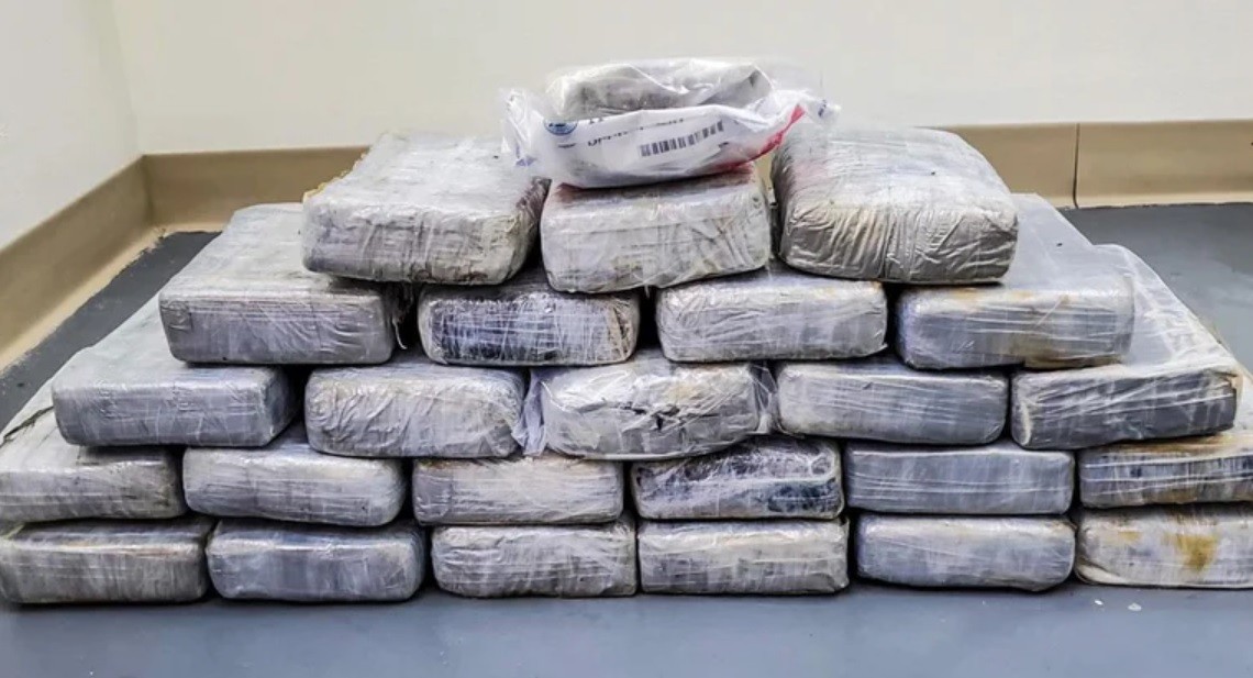 Paseaba por la playa y encontró 31 kilos de cocaína | Internacionales