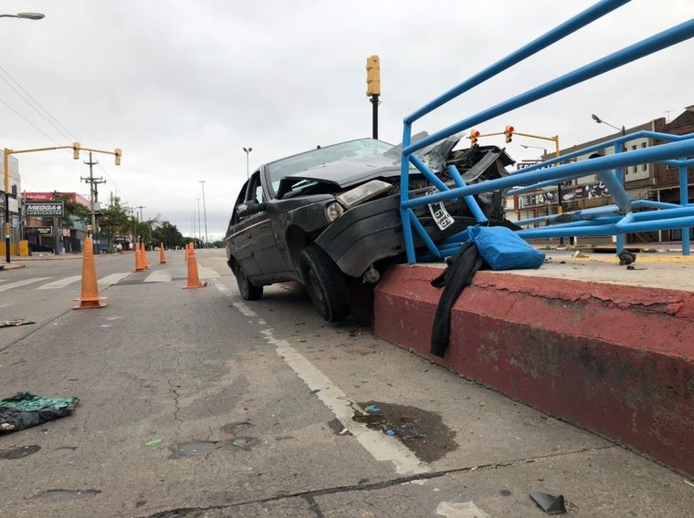 Un automóvil se incrustó en el cantero de la Av. Sabattini | Córdoba