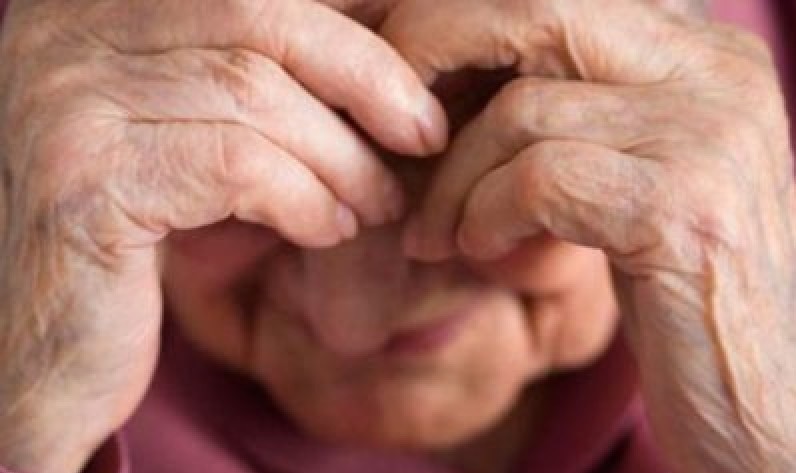 Mujer de 90 años se despertó cuando un joven la abusaba en su cama | Actualidad