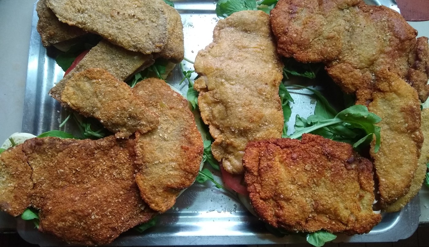 Fotos: su prima cumplió 30 años y le regaló una torta-sandwich de milanesa | Curiosidades