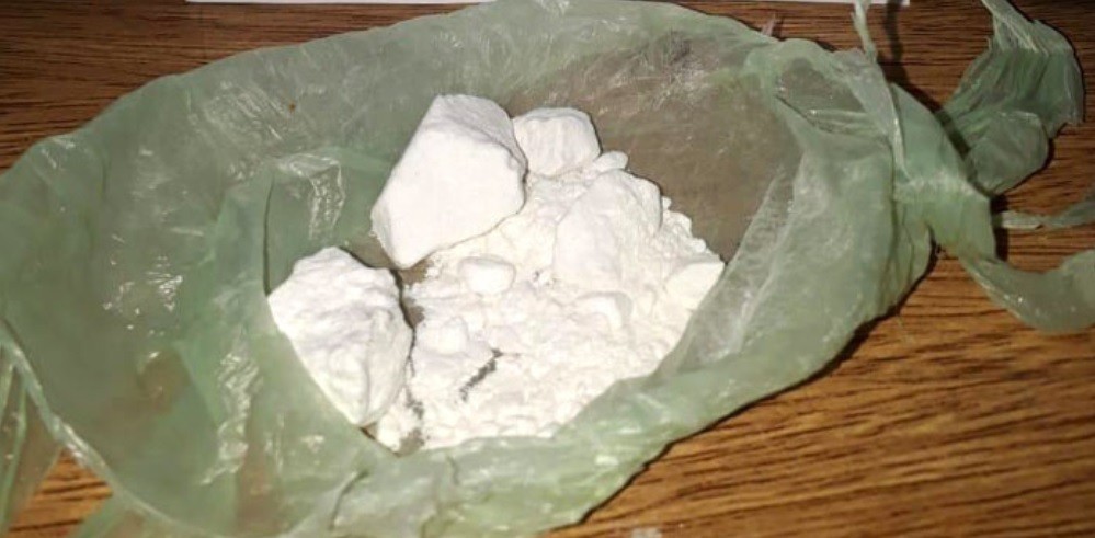 Nena de 7 años fraccionaba cocaína para que la vendieran su madre y su abuela | Internacionales