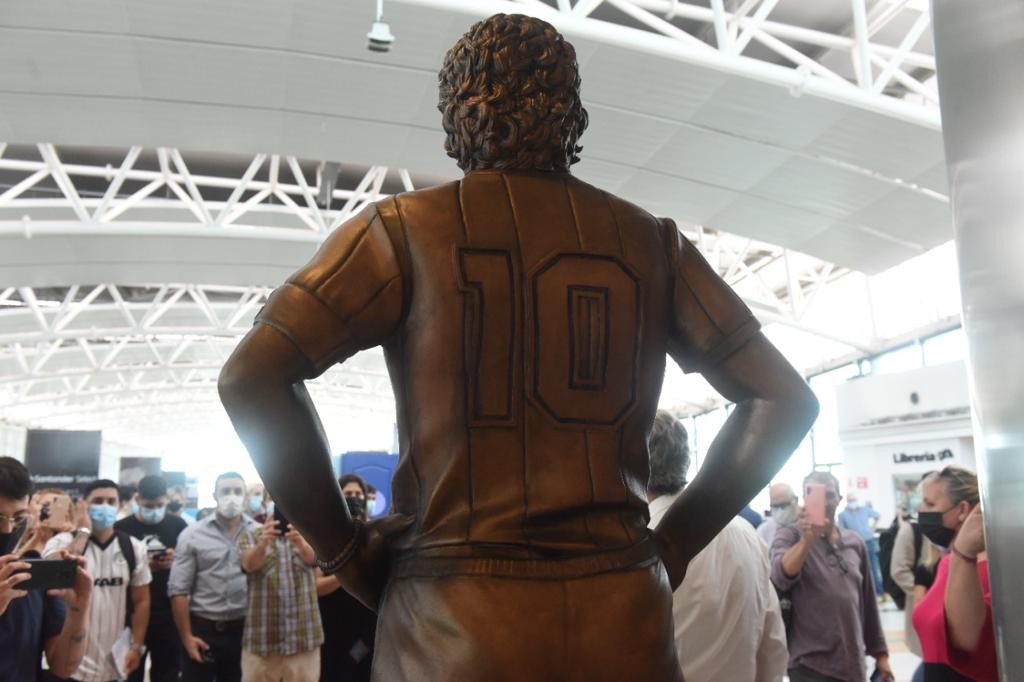 Inauguraron una estatua de Maradona en el aeropuerto de Ezeiza | Actualidad