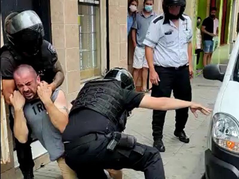 Escándalo: uno de los policías que golpeó salvajemente a un repartidor dio positivo de cocaína | Actualidad