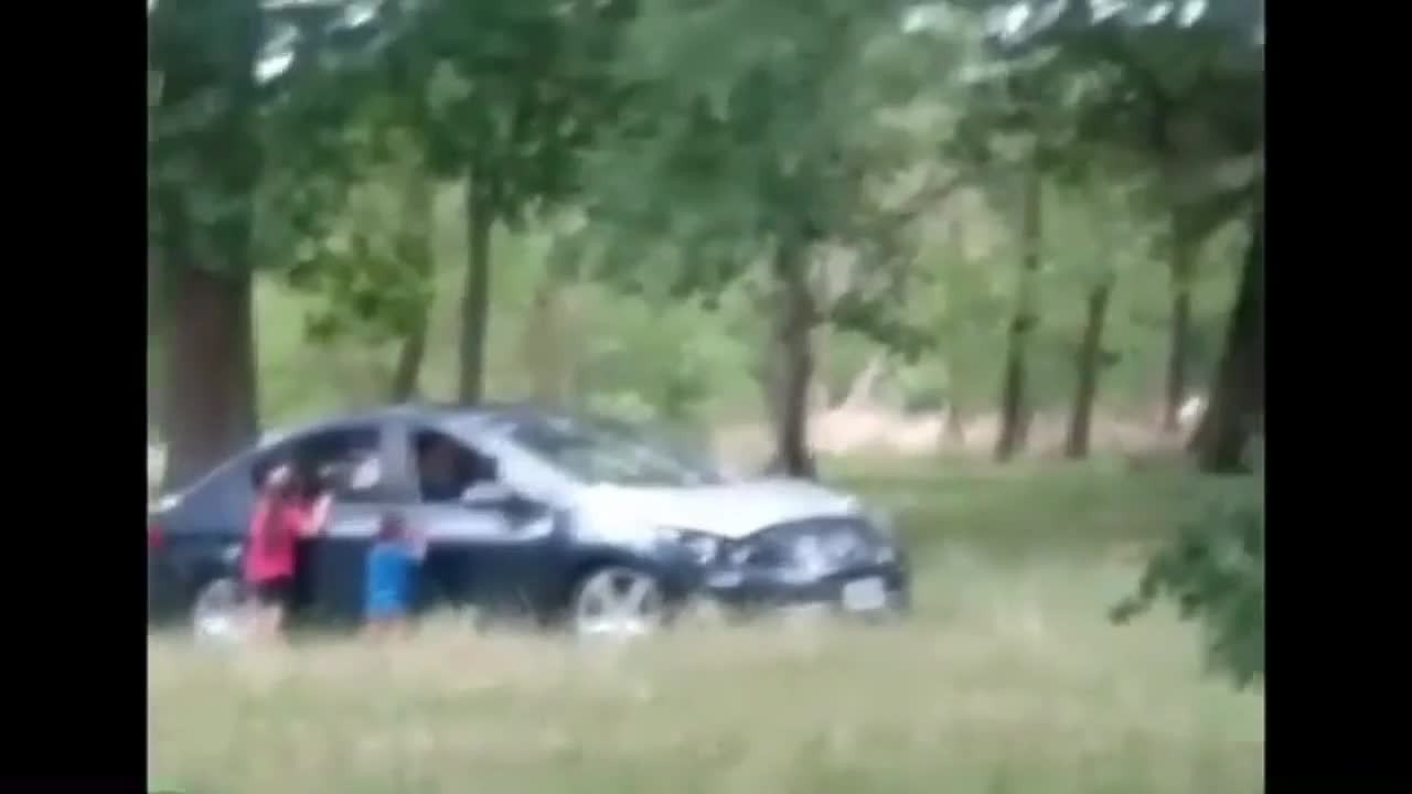 Bajaron a sus hijos del auto para tener sexo en un parque | Actualidad