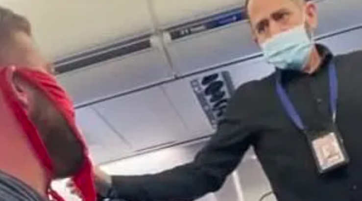 Echaron a un hombre de un avión que usaba una tanga roja como barbijo | Internacionales