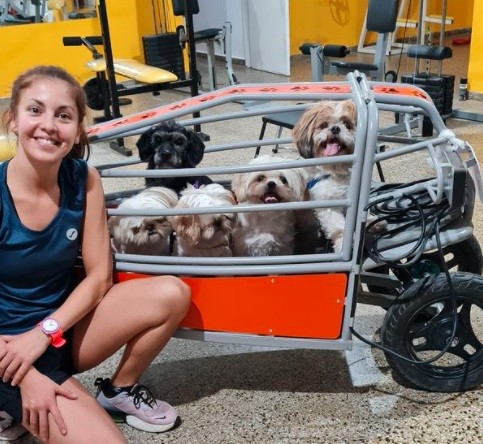 Se va de viaje en moto y lleva cinco perros. ¿Cómo hace? | Córdoba